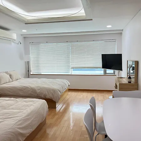 Cozy Accommodation Connected To Hongdae Entrance Station